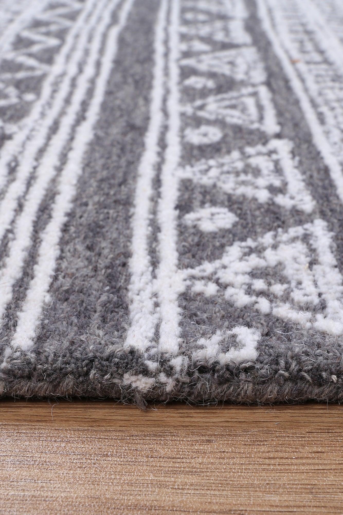 Posy Zulu 04A in Charcoal Rug