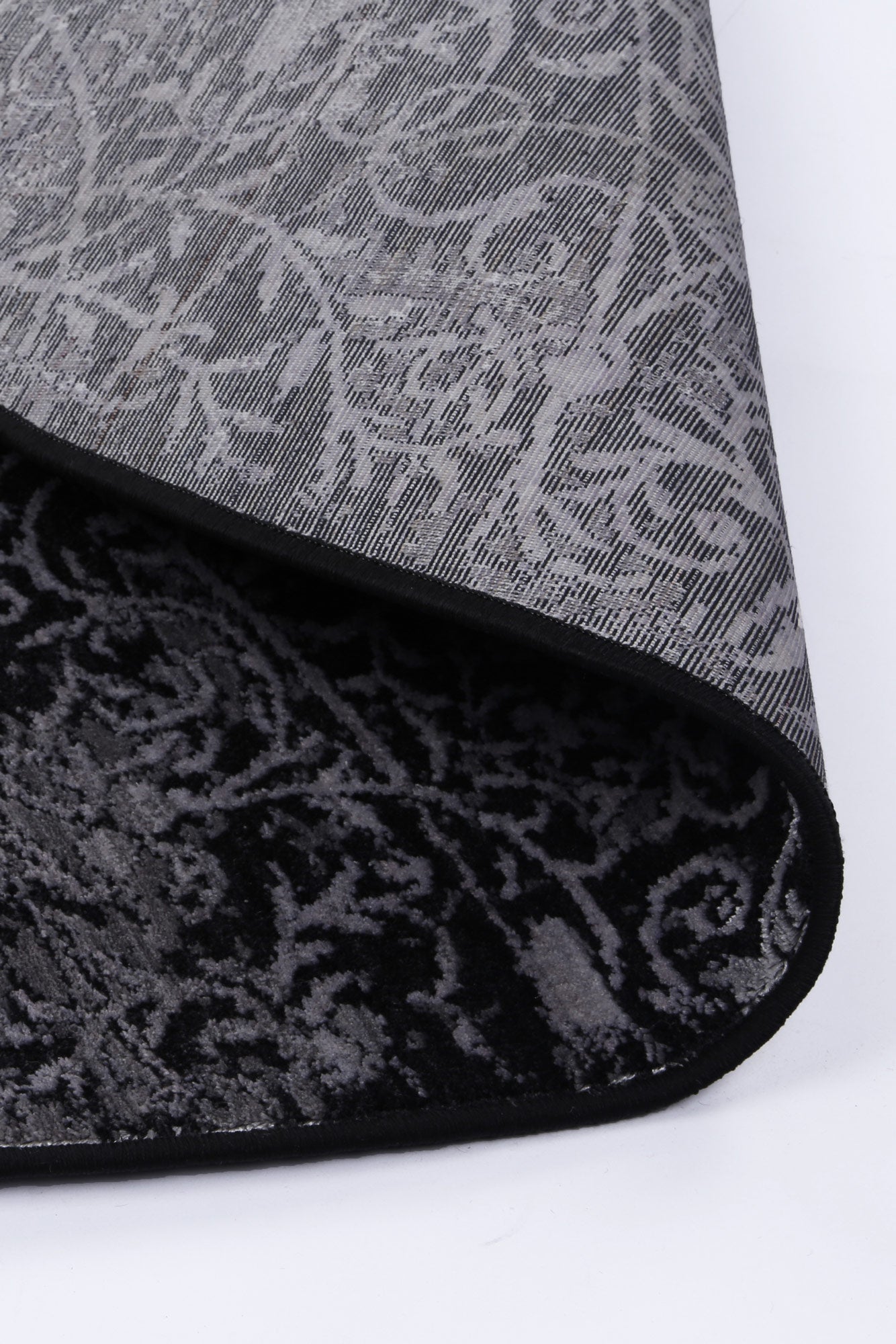 Brooklyn Intricate Floral In Silver Round Rug