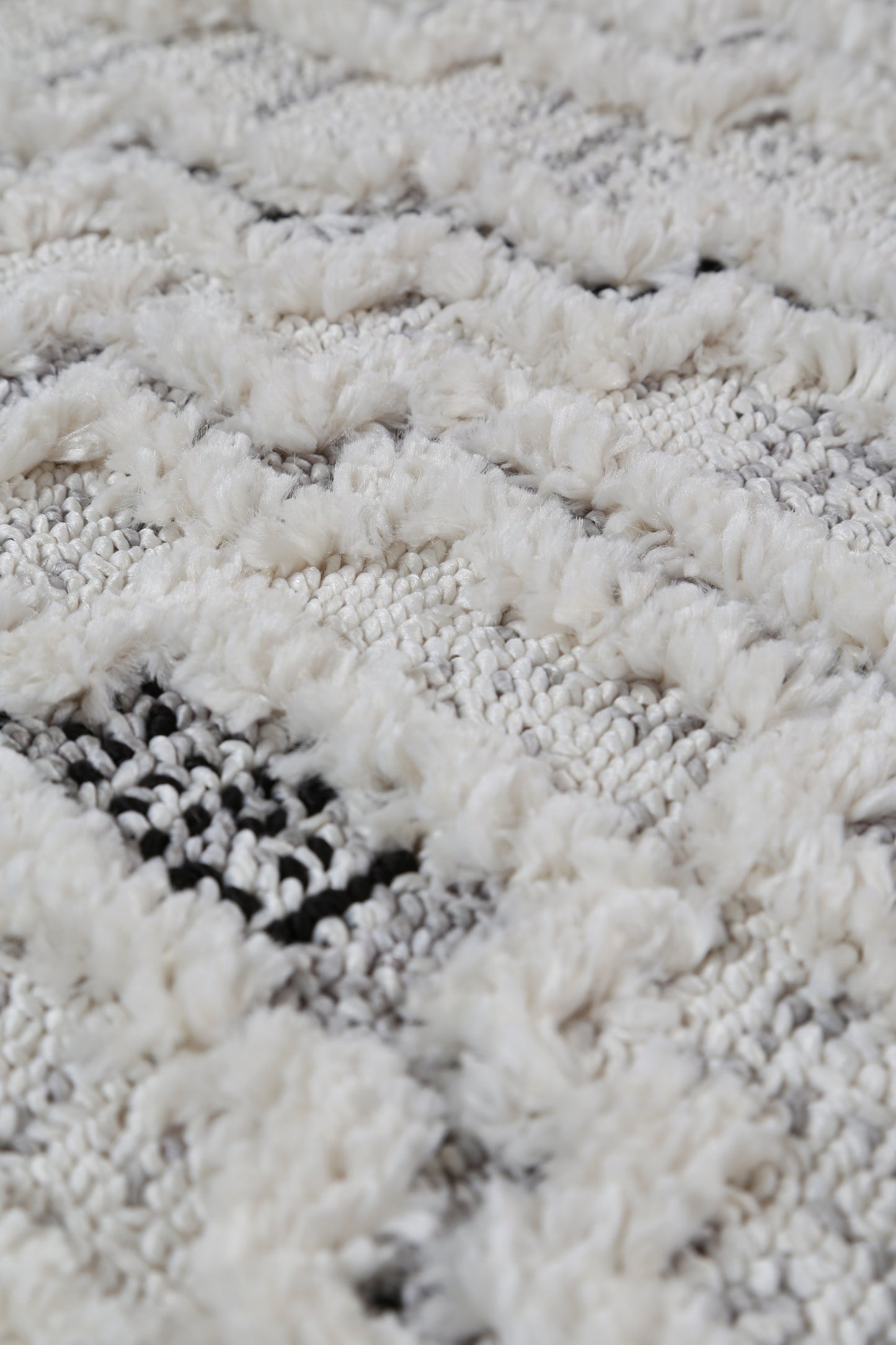 Bilbao Zanzia in White Rug