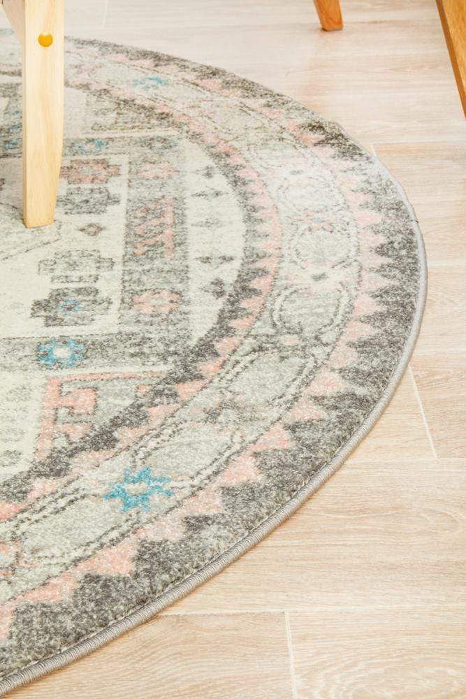 Avenue in Silver : Round Rug