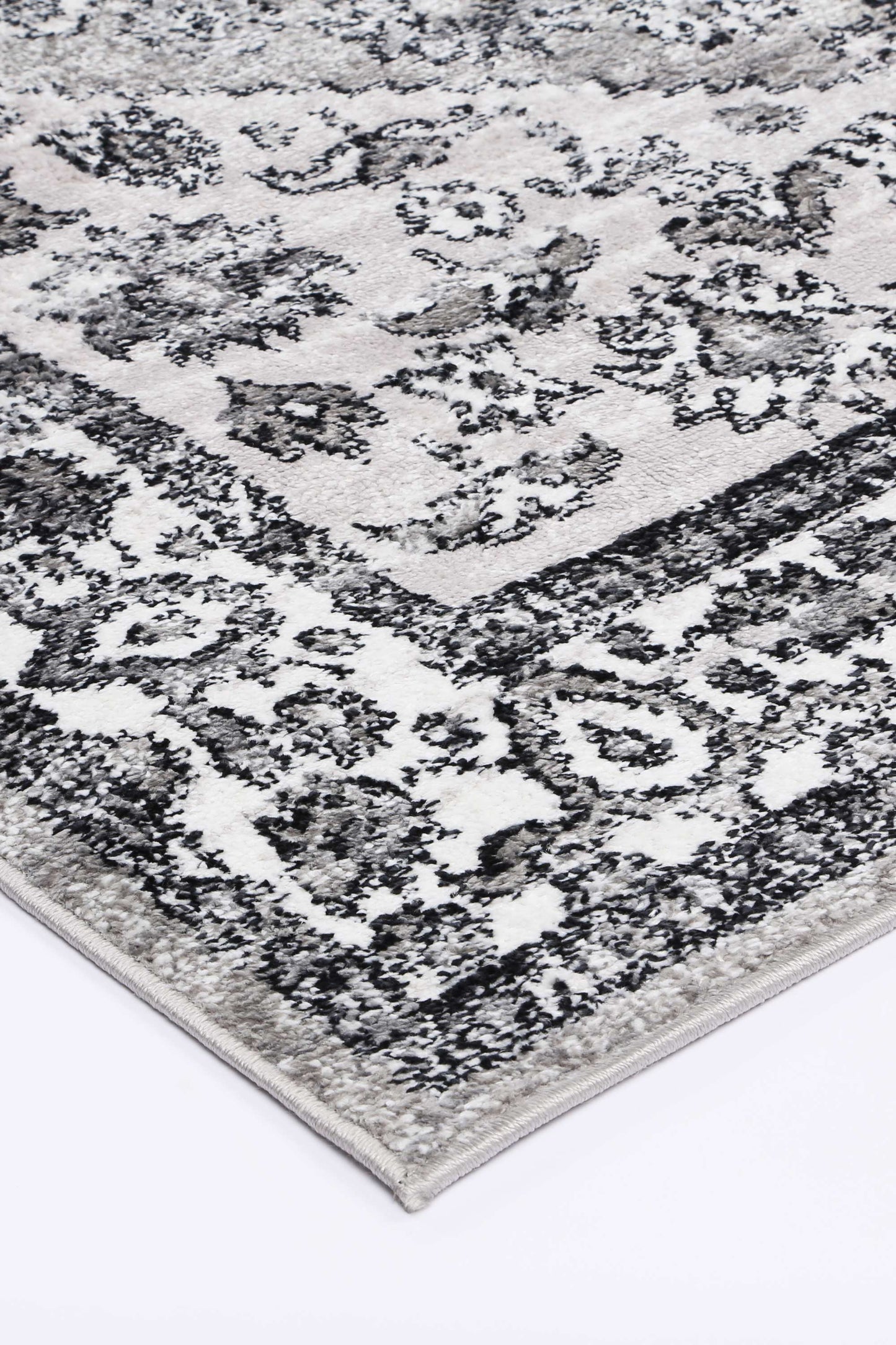 Estate Traditional Rug In Grey & Black